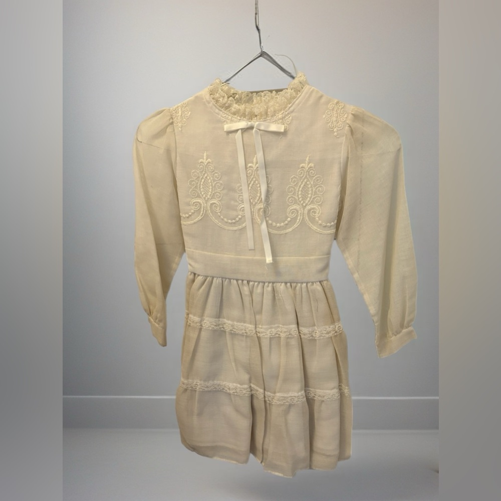 2 pc Vintage Cream Lace Dress with Veil